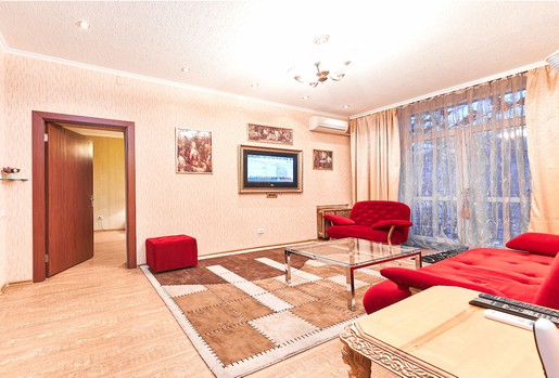 Аренда на главном бульваре Кишинева: 3 комнаты, 2 спальни, 63 m²