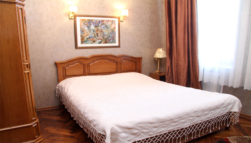 Chisinau rental. Apartment in center: 3 rooms, 1 bedroom, 53 m²