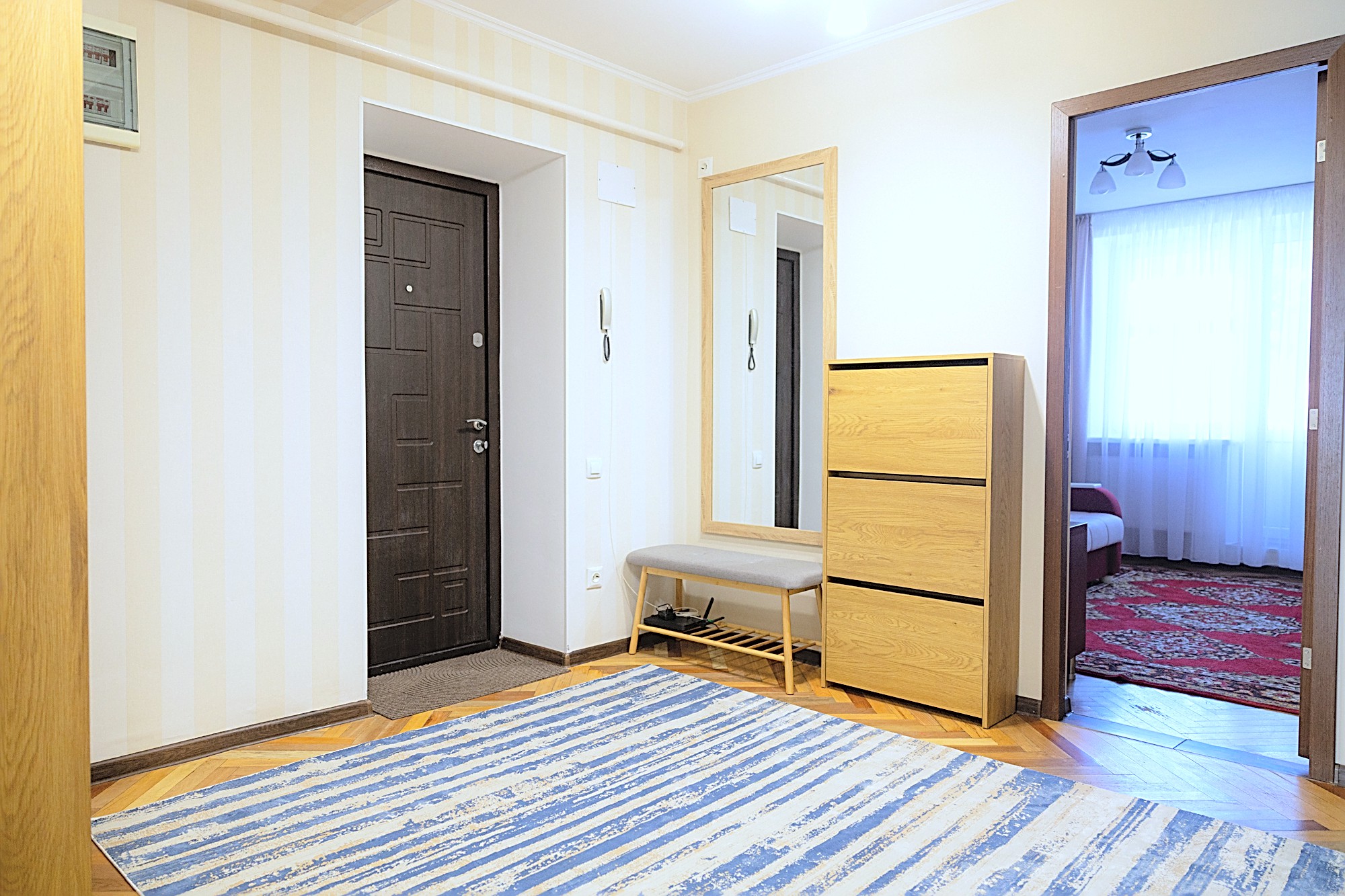 Chisinau rental. Apartment in center: 3 rooms, 2 bedrooms, 73 m²